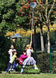 Kinder beim spielen am Spielplatz