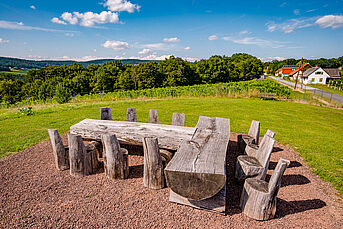 Holzbank und Tisch