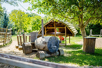 Spielplatz mit Holzspielzug