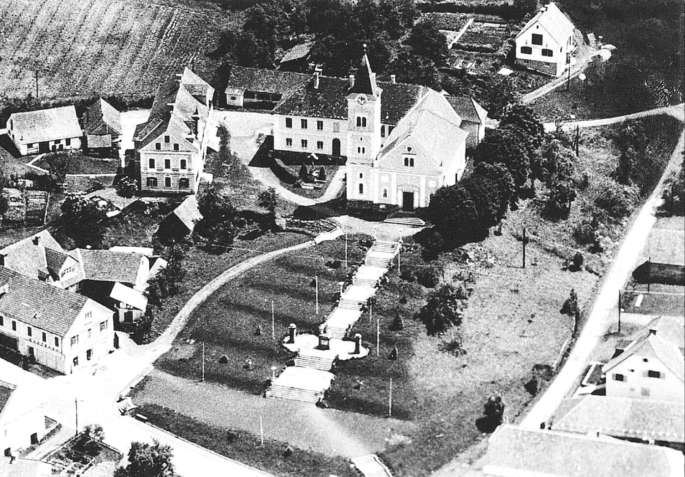 Luftbild der Kirche in Tieschen