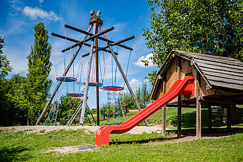 Spielplatz mit Rutsche