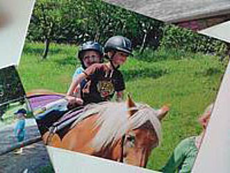 Kinder auf einem Pferd